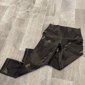 Lululemon Camo Crop 23” Leggings, Size 6